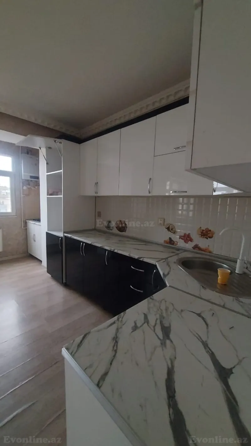 Kirayə verilir 3 otaqlı Mənzil Köhnə tikili 80 m² Bakıxanov