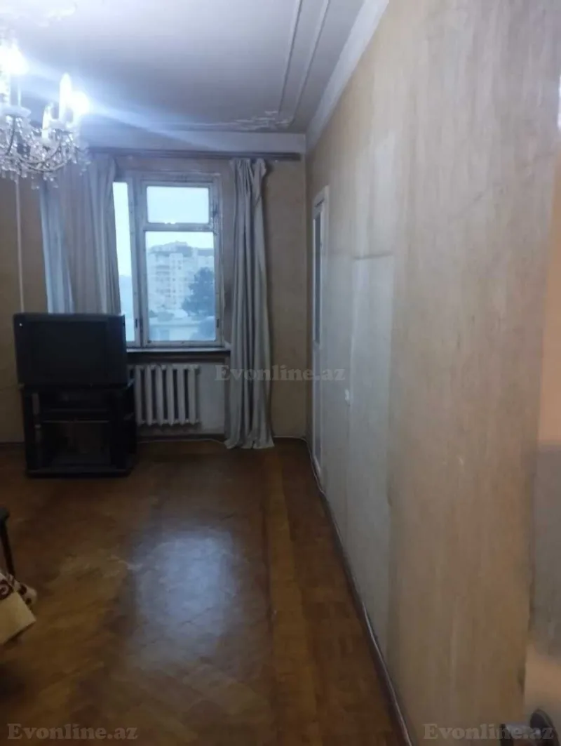 Bakı, Binəqədi r., Memar Əcəmi m., 9-cu mikrorayonda 5 otaqlı mənzil satılır