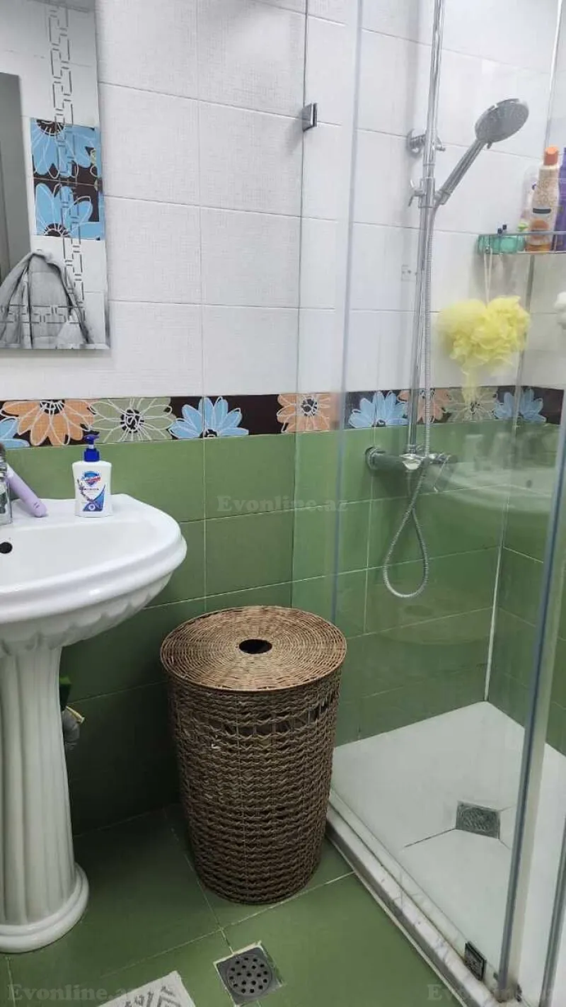 Satılır 2 otaqlı Mənzil Köhnə tikili 55 m² Yasamal r. - şəkil 5