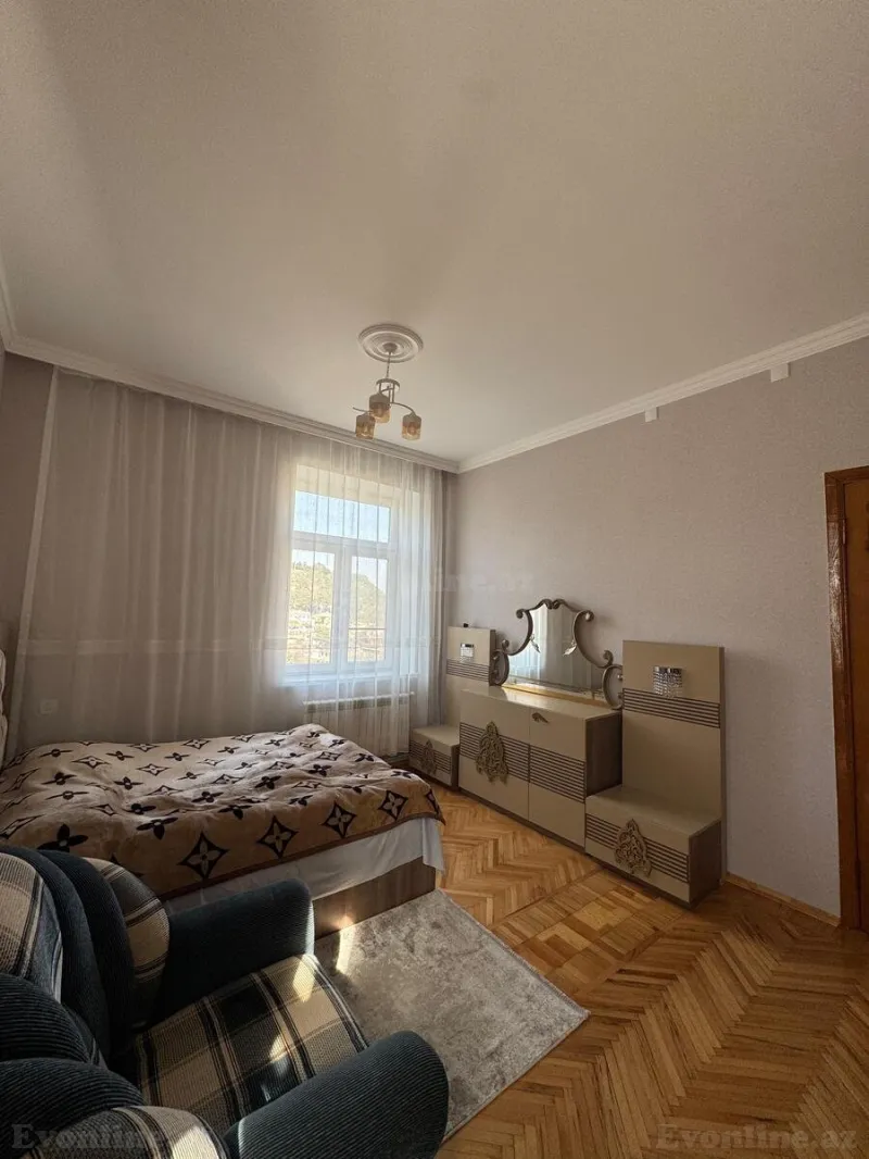 Kirayə verilir 2 otaqlı Mənzil Köhnə tikili 105 m² Bayıl