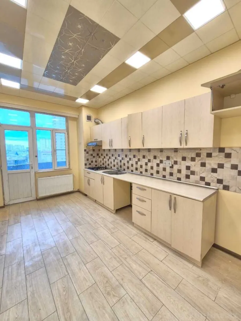 Kirayə verilir 3 otaqlı Mənzil Yeni tikili 140 m² İnşaatçılar m. - şəkil 9