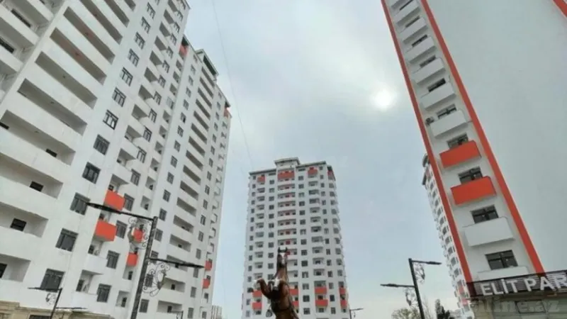 Bakı, Binəqədi r., Dərnəgül m., 7-ci mikrorayonda 3 otaqlı mənzil kirayə verilir