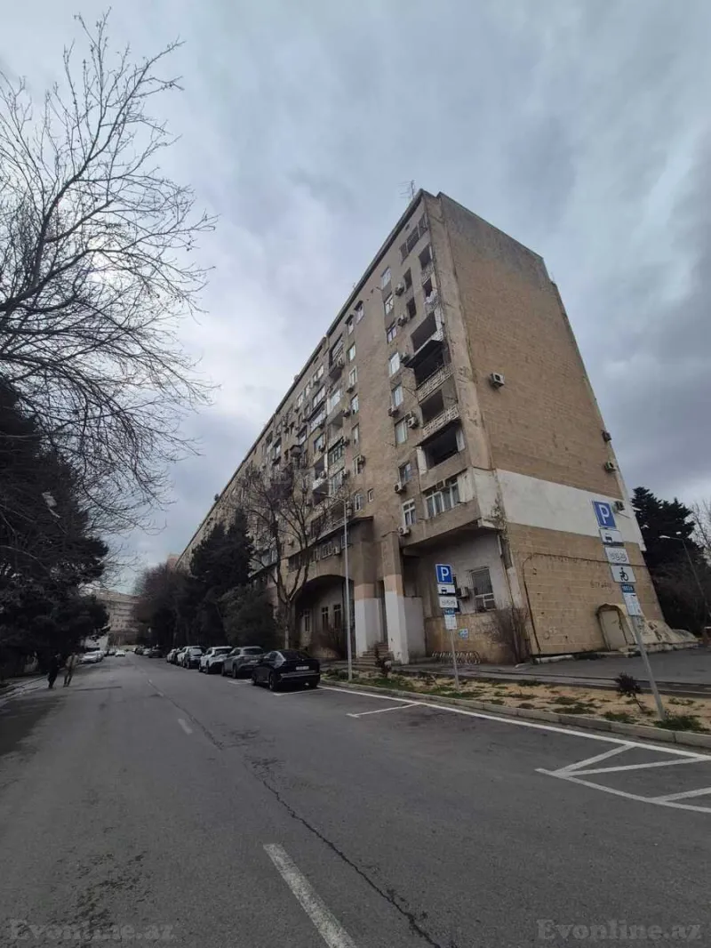 Satılır 4 otaqlı Mənzil Köhnə tikili 100 m² Elmlər Akademiyası m.