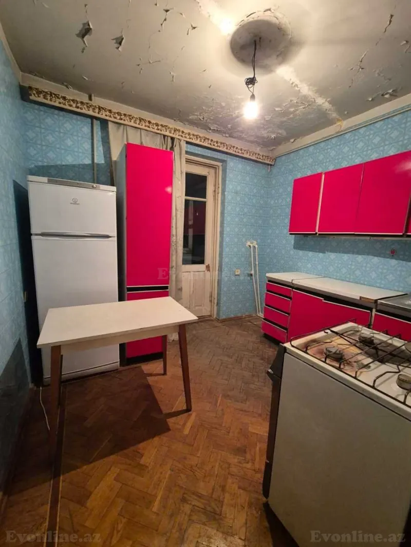 Satılır 4 otaqlı Mənzil Köhnə tikili 100 m² İnşaatçılar m. - şəkil 2