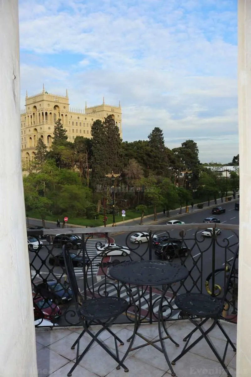 Satılır 6 otaqlı Mənzil Köhnə tikili 240 m² Sahil m. - şəkil 2