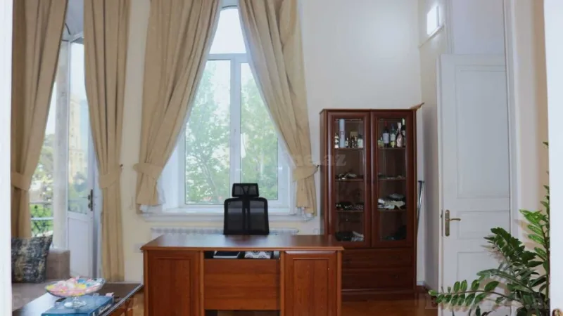 Satılır 6 otaqlı Mənzil Köhnə tikili 240 m² Sahil m. - şəkil 12