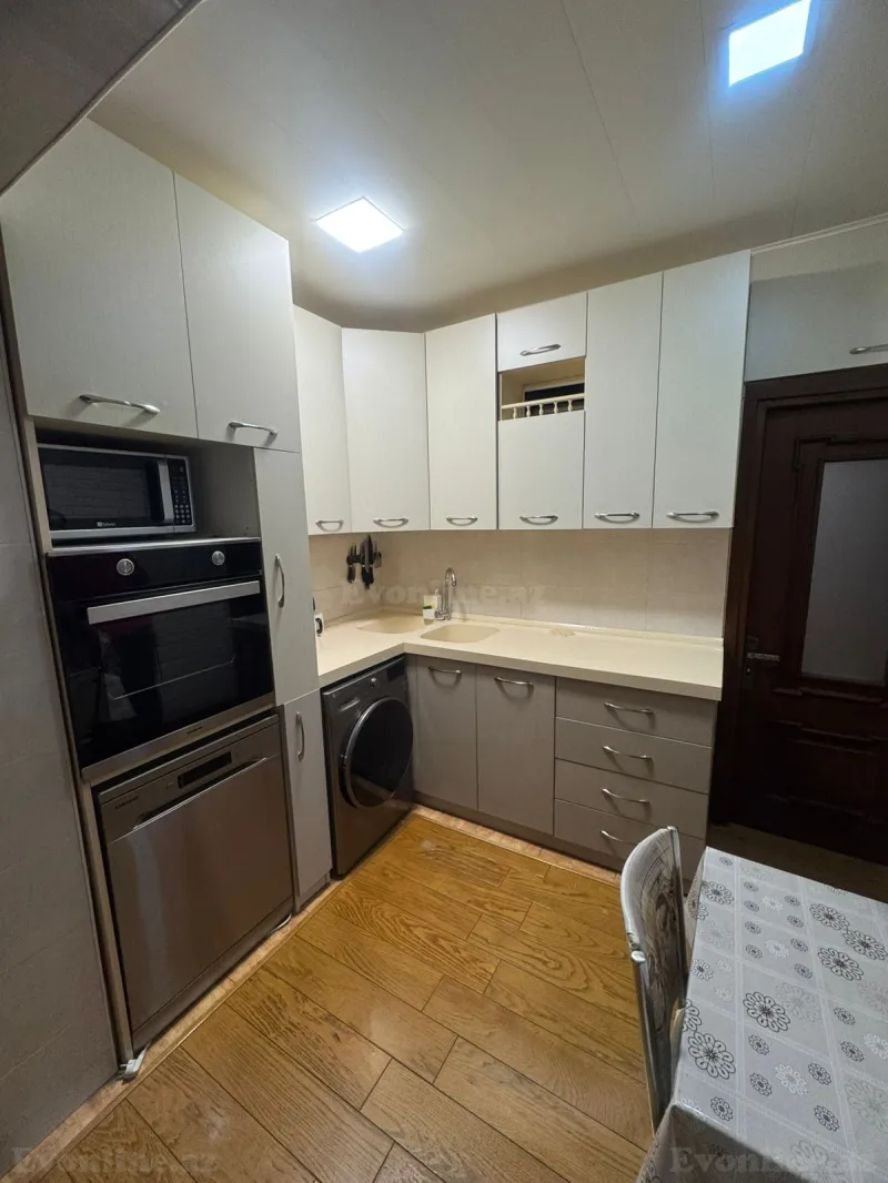 Satılır 4 otaqlı Mənzil Köhnə tikili 110 m² Yeni Günəşli - şəkil 5