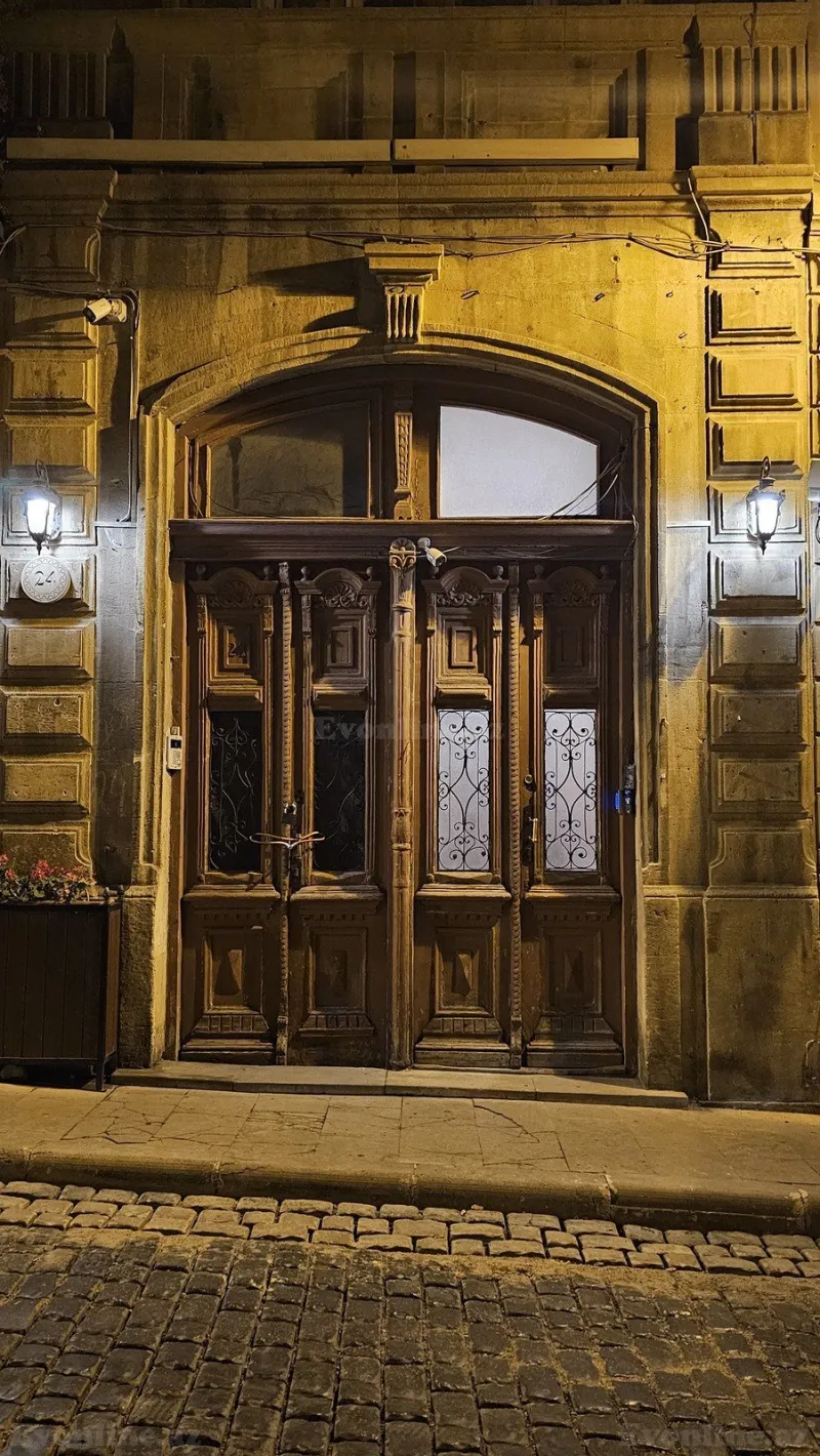 Kirayə verilir 2 otaqlı Mənzil Köhnə tikili 75 m² İçərişəhər m.