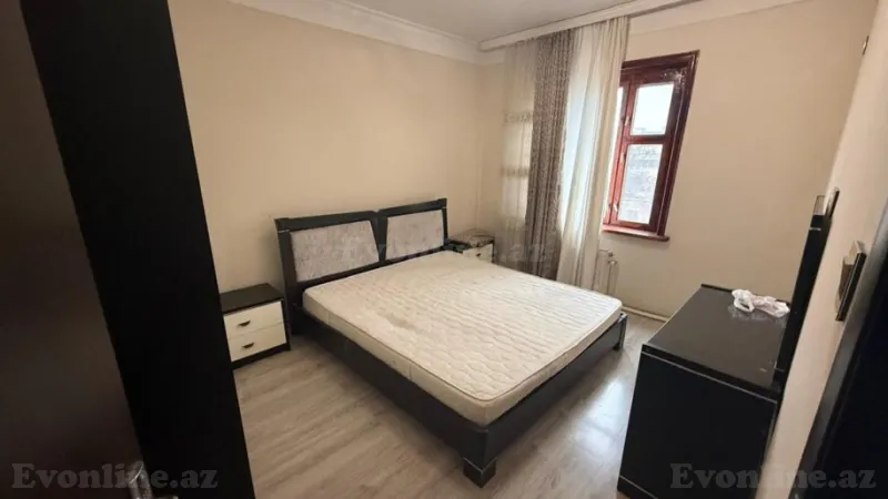 Kirayə verilir 3 otaqlı Mənzil Köhnə tikili 80 m² Elmlər Akademiyası m.