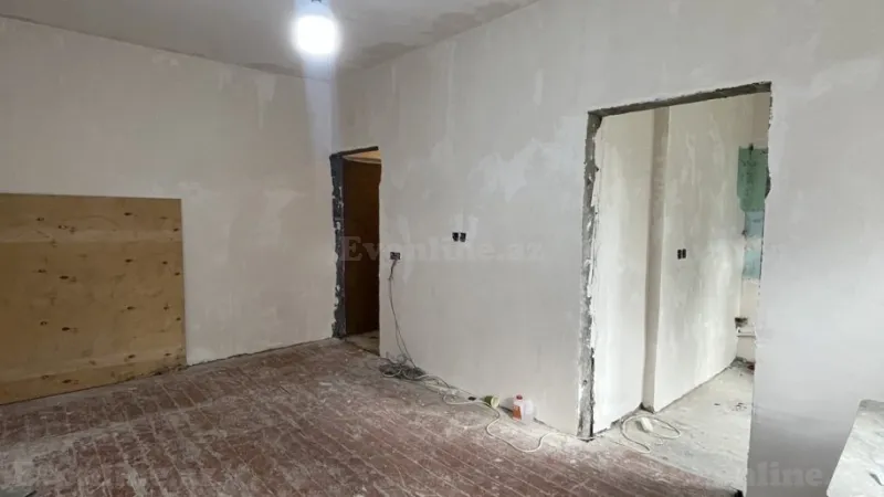 Bakı, Nəsimi r., Memar Əcəmi m., 4-cü mikrorayonda 1 otaqlı mənzil satılır