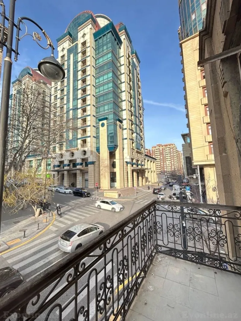 Kirayə verilir Ofis 160 m² 28 May m.