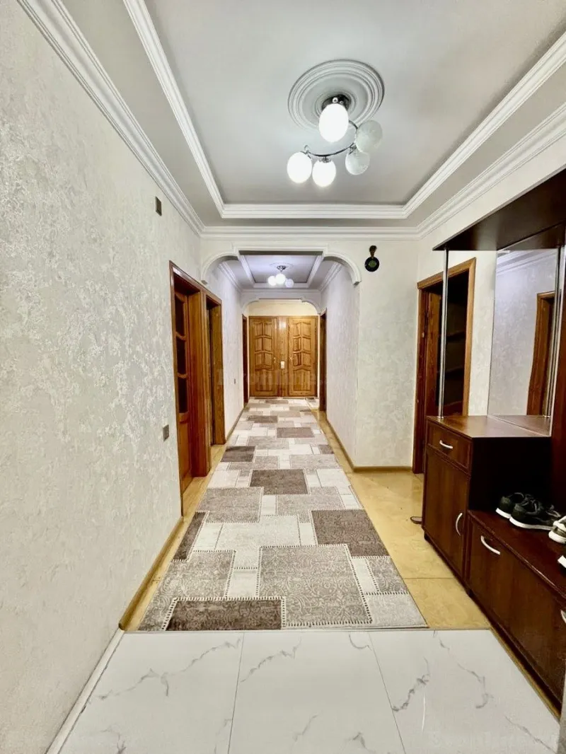 Bakı, Xətai r., Xalqlar Dostluğu m.da 5 otaqlı mənzil satılır