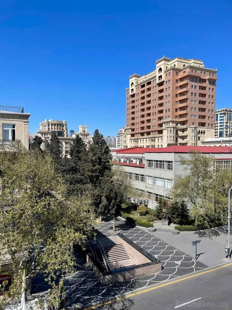 Kirayə verilir 3 otaqlı Mənzil Köhnə tikili 105 m² Sahil m.