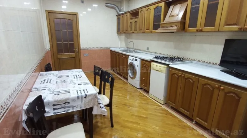 Bakı, Binəqədi r., Azadlıq prospekti m., 8-ci mikrorayonda 4 otaqlı mənzil kirayə verilir