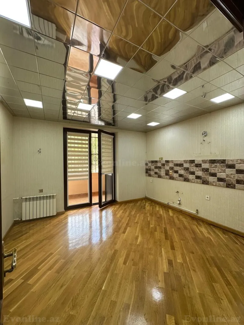 Satılır 4 otaqlı Mənzil Köhnə tikili 110 m² Yeni Yasamal