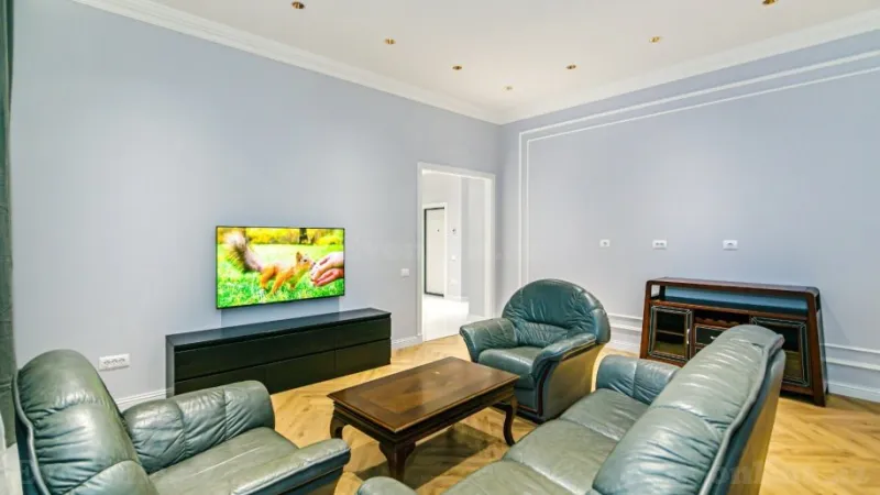 Kirayə verilir 3 otaqlı Mənzil Yeni tikili 151 m² Nizami m.