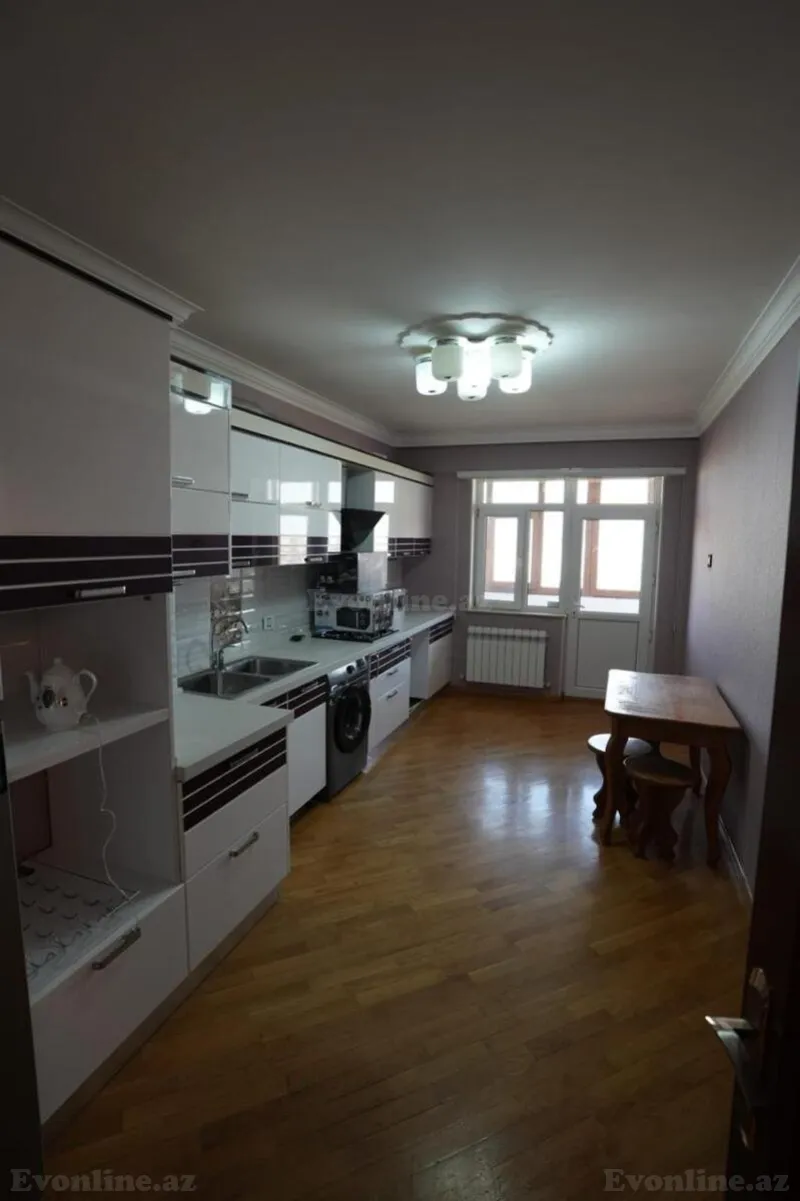 Bakı, Nəsimi r., Nəsimi m.da 4 otaqlı mənzil kirayə verilir