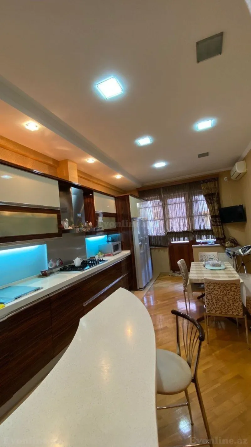 Kirayə verilir 3 otaqlı Mənzil Yeni tikili 130 m² Xətai m.