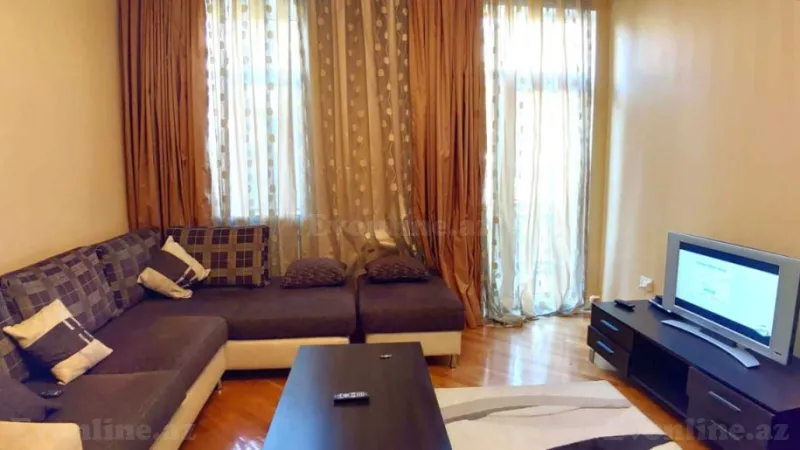 Kirayə verilir 3 otaqlı Mənzil Köhnə tikili 95 m² Sahil m.