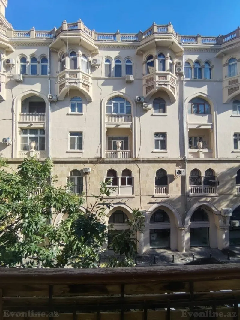 Satılır 3 otaqlı Mənzil Köhnə tikili 105 m² Sahil m.