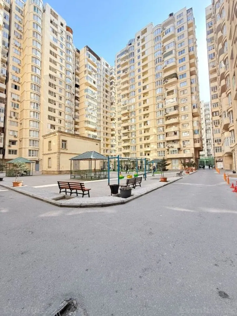Satılır 3 otaqlı Mənzil Yeni tikili 101 m² 8 Noyabr m.