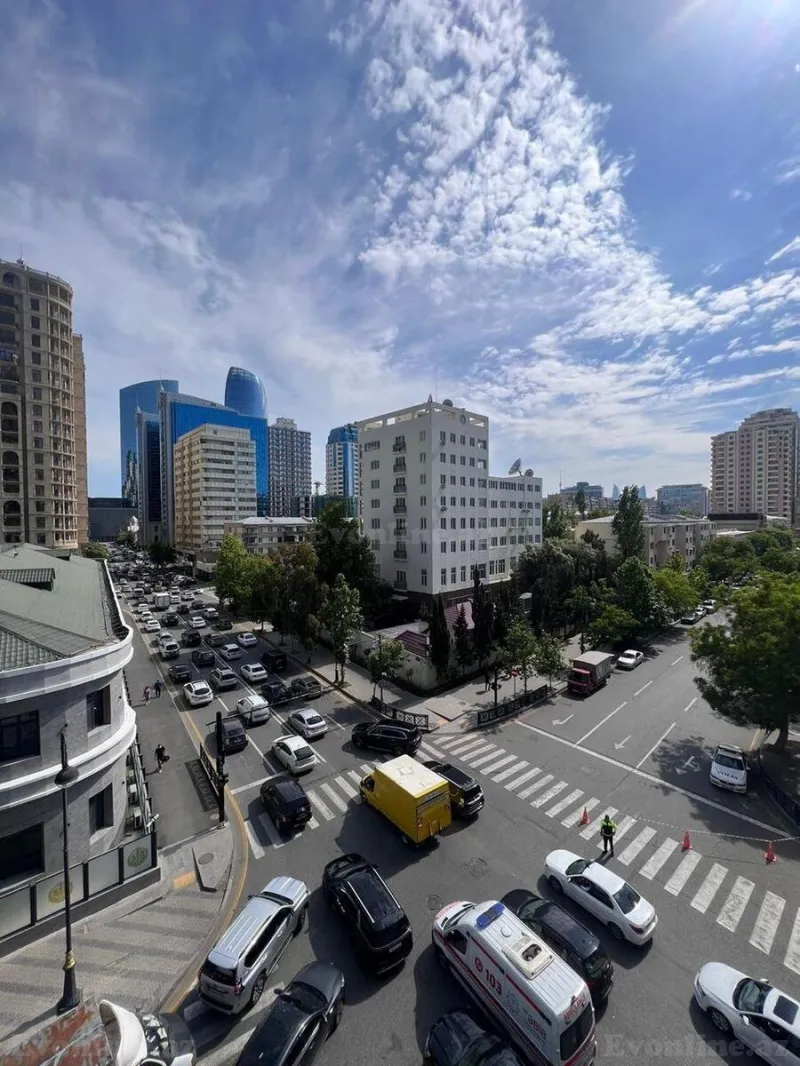 Kirayə verilir 4 otaqlı Mənzil Yeni tikili 190 m² 28 May m.