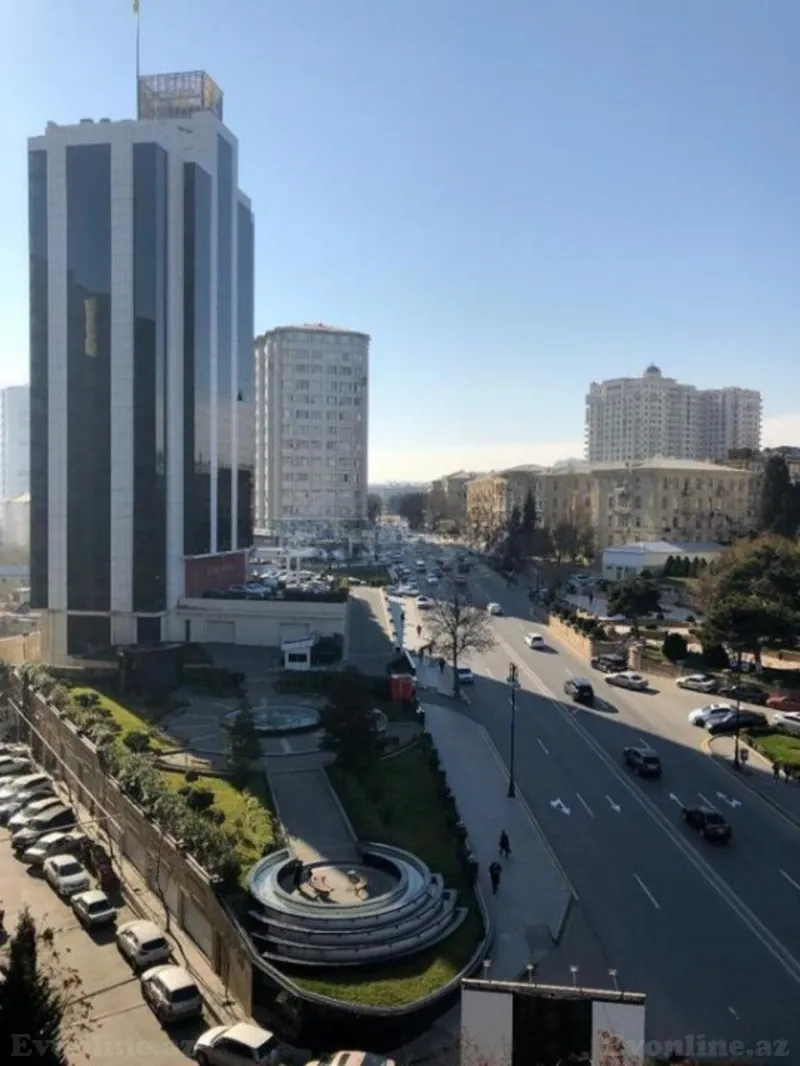 Satılır 4 otaqlı Mənzil Köhnə tikili 110 m² Elmlər Akademiyası m.