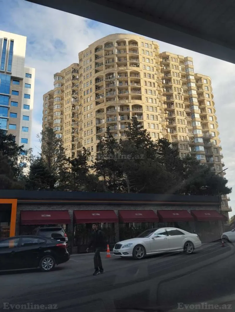 Satılır 3 otaqlı Mənzil Yeni tikili 130 m² 8 Noyabr m.