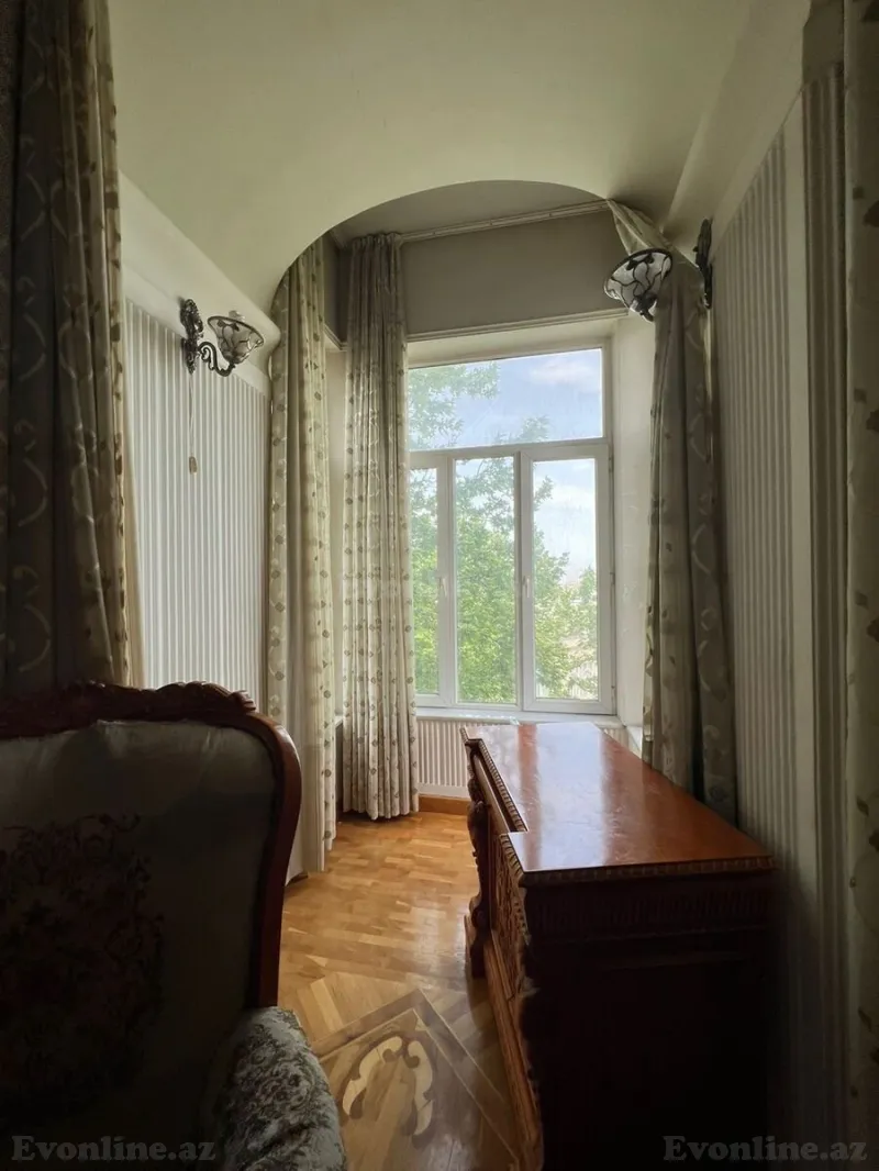 Satılır 4 otaqlı Mənzil Köhnə tikili 180 m² İçərişəhər m. - şəkil 3