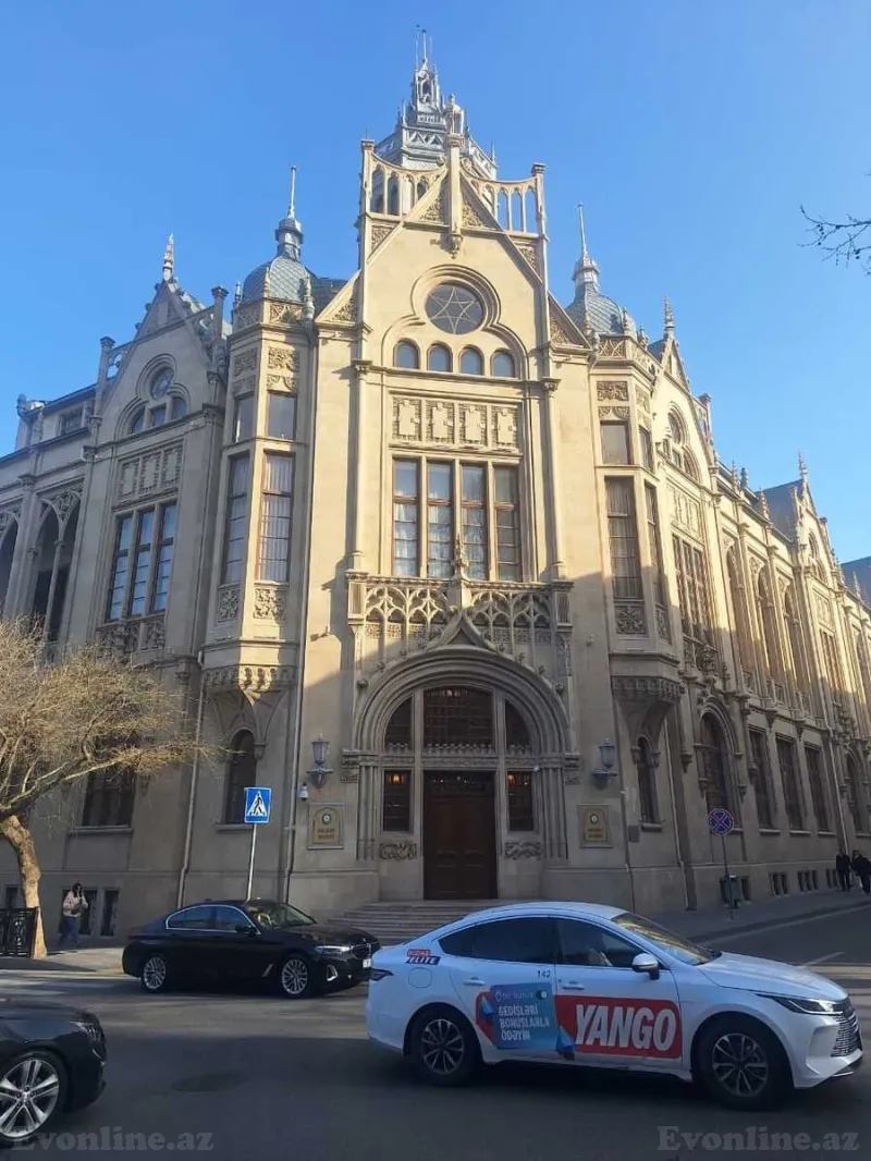 Bakı, Səbail r., İçərişəhər m.da 5 otaqlı mənzil satılır