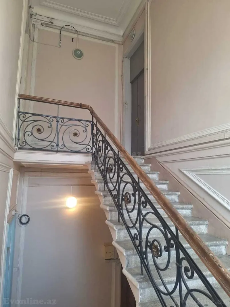 Satılır 5 otaqlı Mənzil Köhnə tikili 150 m² İçərişəhər m. - şəkil 3