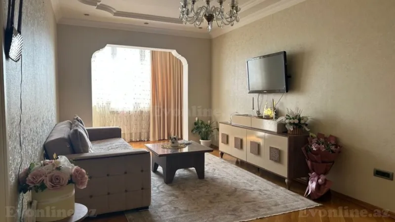 Bakı, Nəsimi r., Memar Əcəmi m., 4-cü mikrorayonda 4 otaqlı mənzil satılır