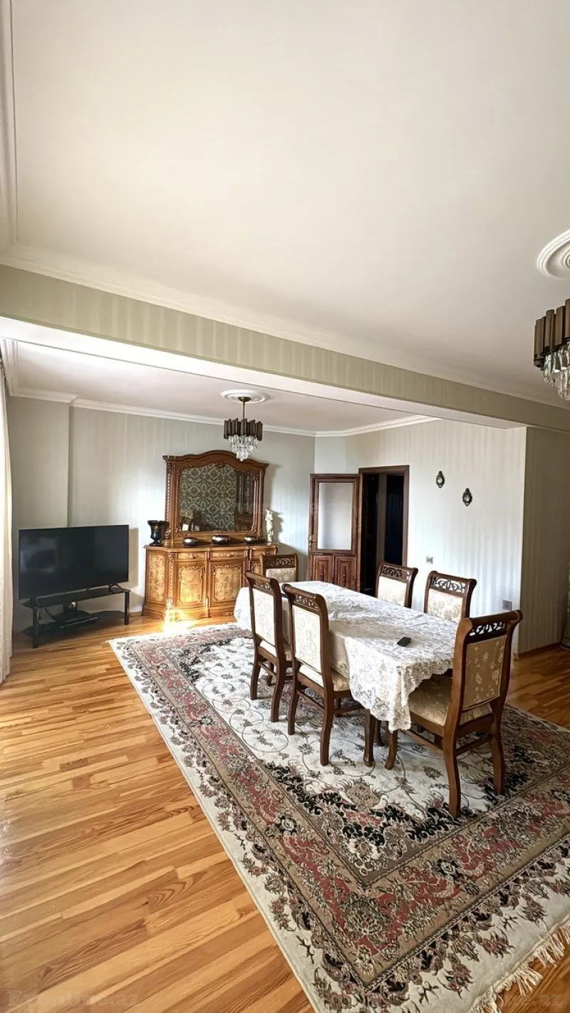 Satılır 4 otaqlı Mənzil Köhnə tikili 110 m² Yeni Yasamal