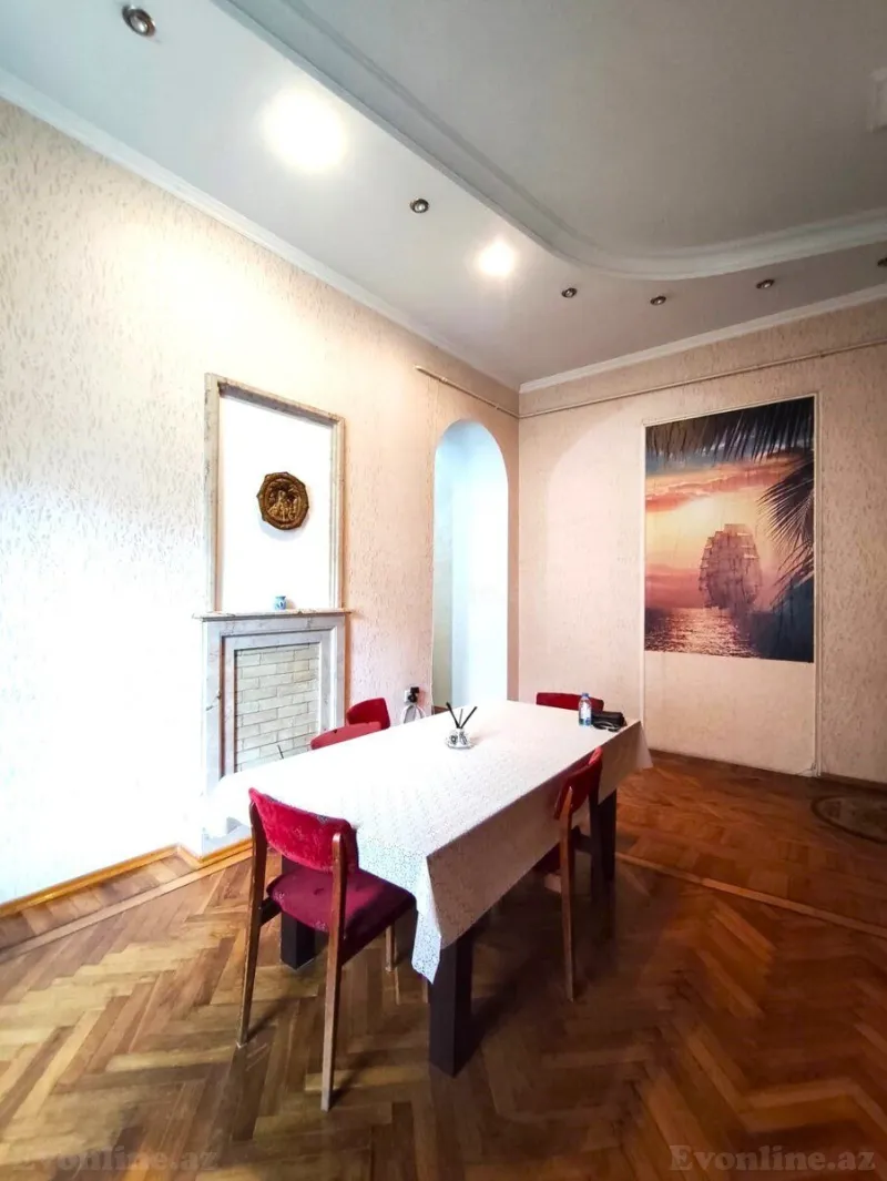 Kirayə verilir 4 otaqlı Mənzil Köhnə tikili 120 m² Sahil m.