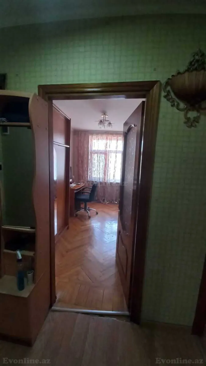 Satılır 3 otaqlı Mənzil Köhnə tikili 65 m² 8-ci mikrorayon - şəkil 2