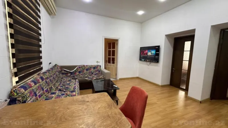 Kirayə verilir 3 otaqlı Mənzil Köhnə tikili 100 m² İçərişəhər m.