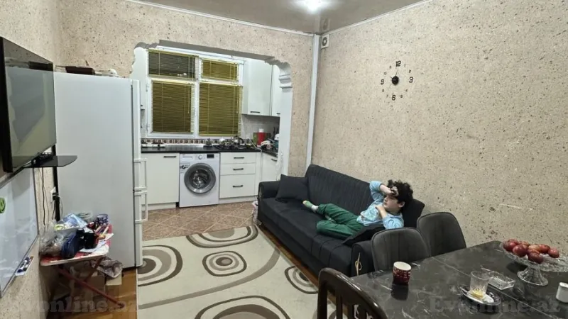 Bakı, Binəqədi r., Azadlıq prospekti m., 8-ci mikrorayonda 1 otaqlı mənzil satılır