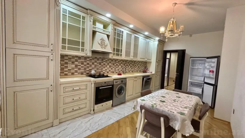 Bakı, Yasamal r., Elmlər Akademiyası m.da 4 otaqlı mənzil kirayə verilir