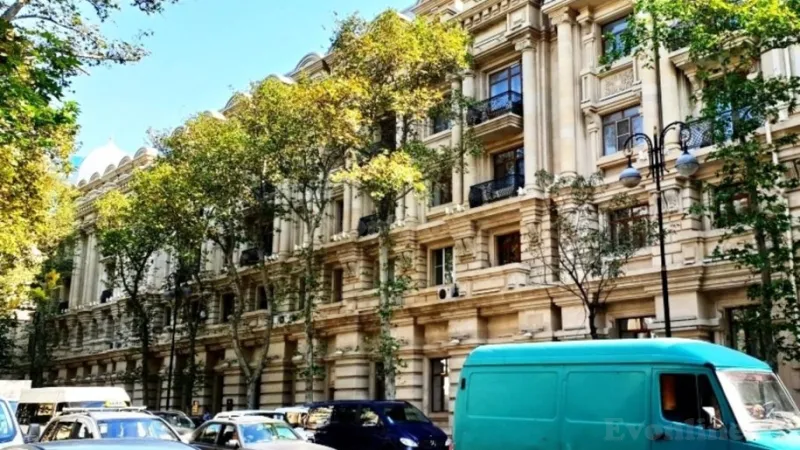 Satılır 4 otaqlı Mənzil Köhnə tikili 175 m² Sahil m.