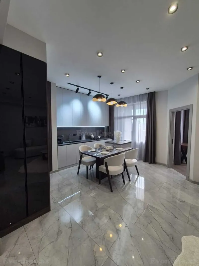 Kirayə verilir 3 otaqlı Mənzil Yeni tikili 100 m² 28 May m.
