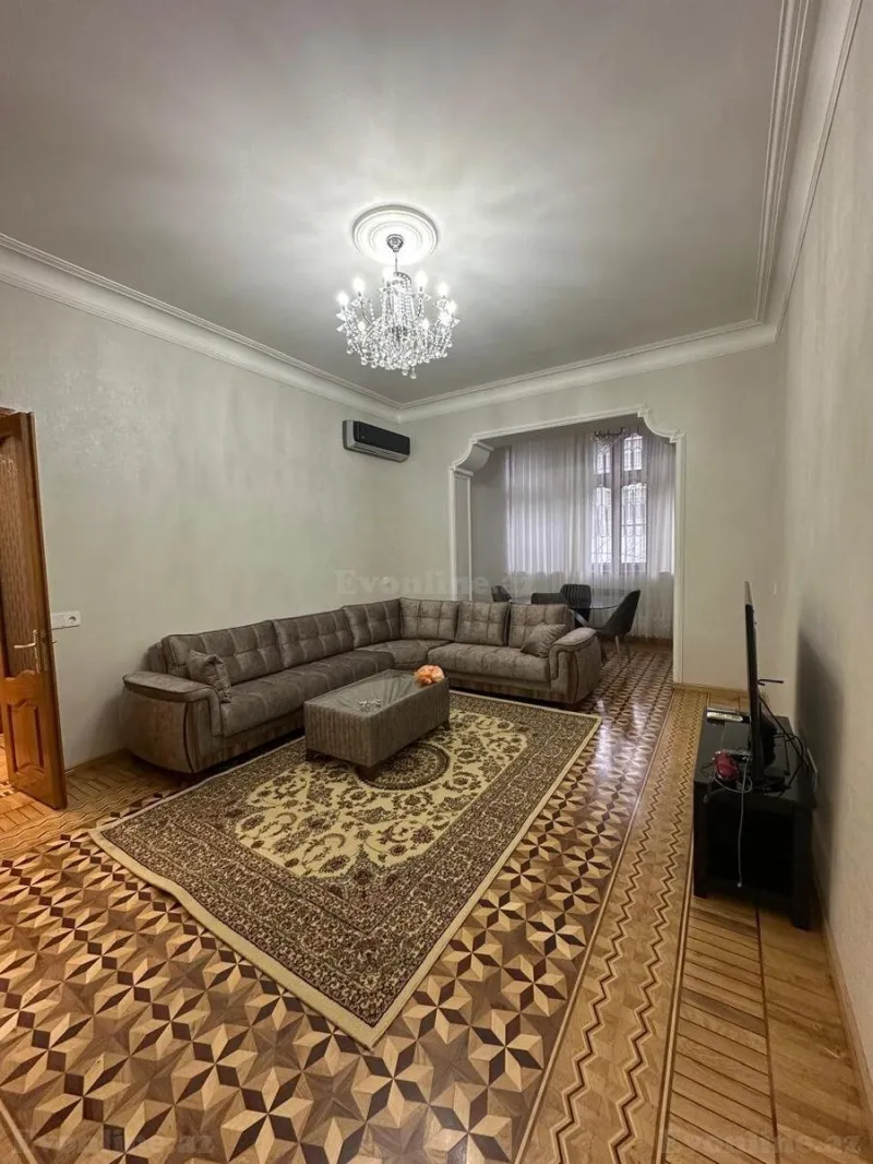 Kirayə verilir 3 otaqlı Mənzil Köhnə tikili 117 m² İçərişəhər m.