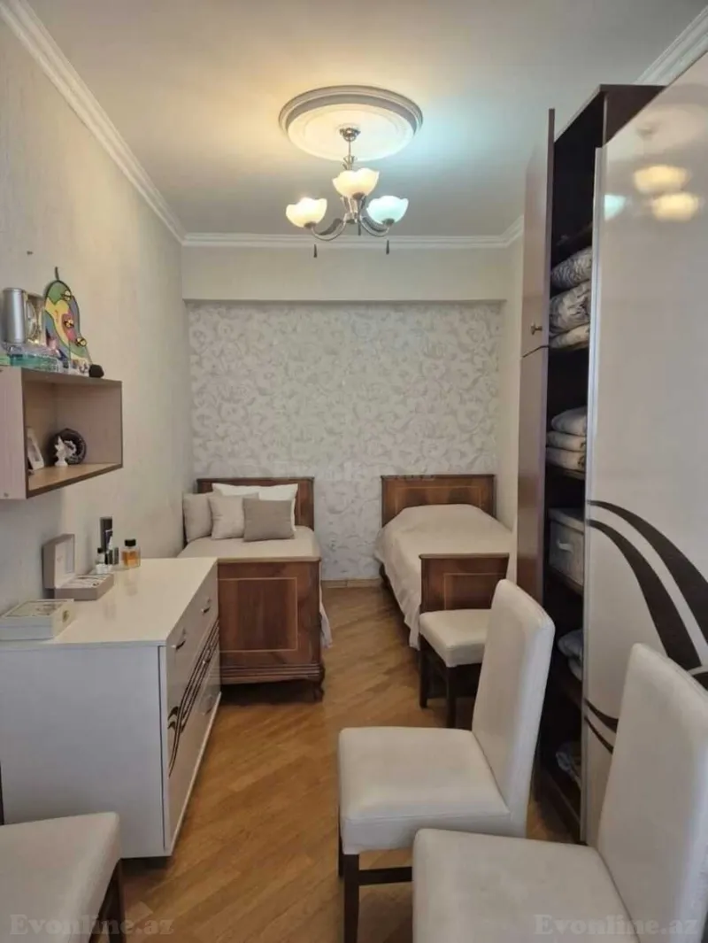 Bakı, Binəqədi r., Azadlıq prospekti m., 6-cı mikrorayonda 4 otaqlı mənzil satılır