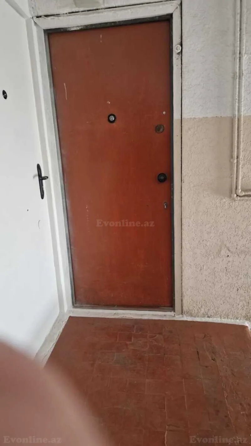 Bakı, Binəqədi r., Azadlıq prospekti m., 8-ci mikrorayonda 1 otaqlı mənzil satılır