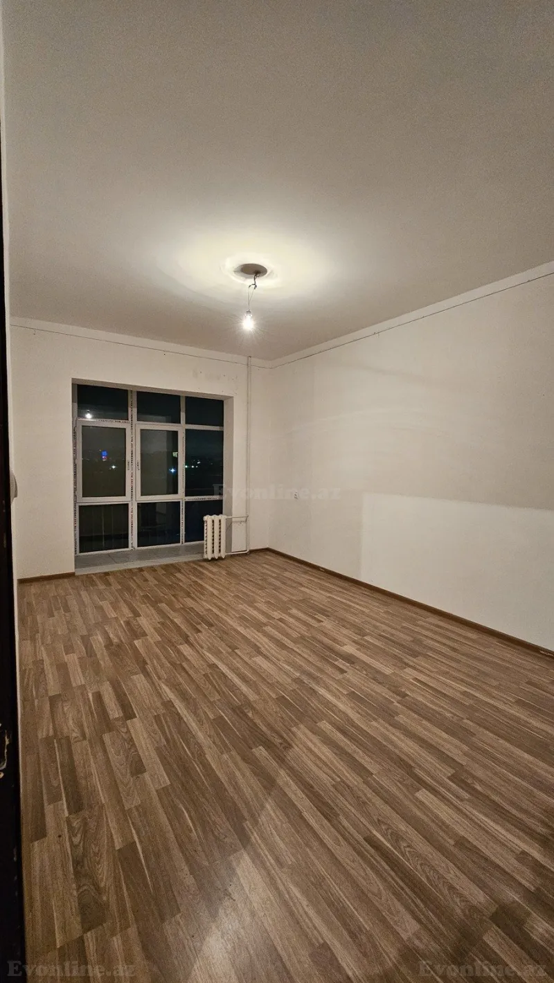 Bakı, Binəqədi r., Azadlıq prospekti m., 8-ci mikrorayonda 5 otaqlı mənzil satılır