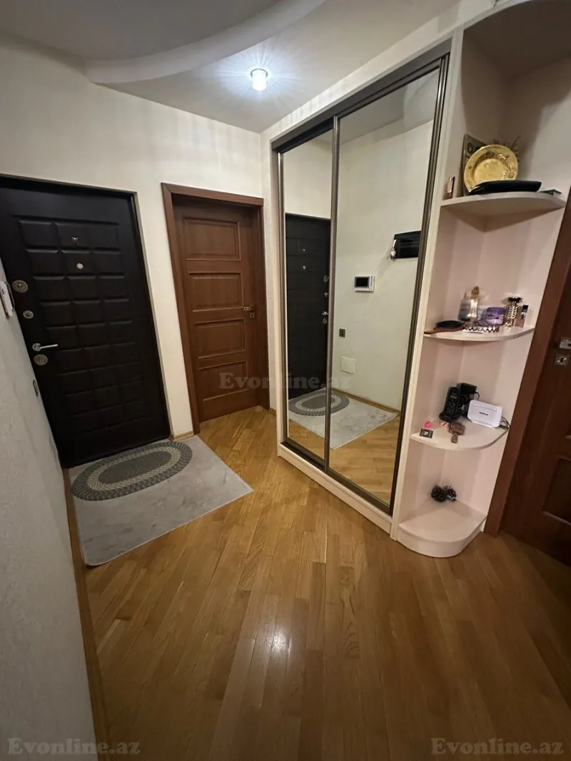 Bakı, Binəqədi r., Azadlıq prospekti m., 8-ci mikrorayonda 4 otaqlı mənzil satılır