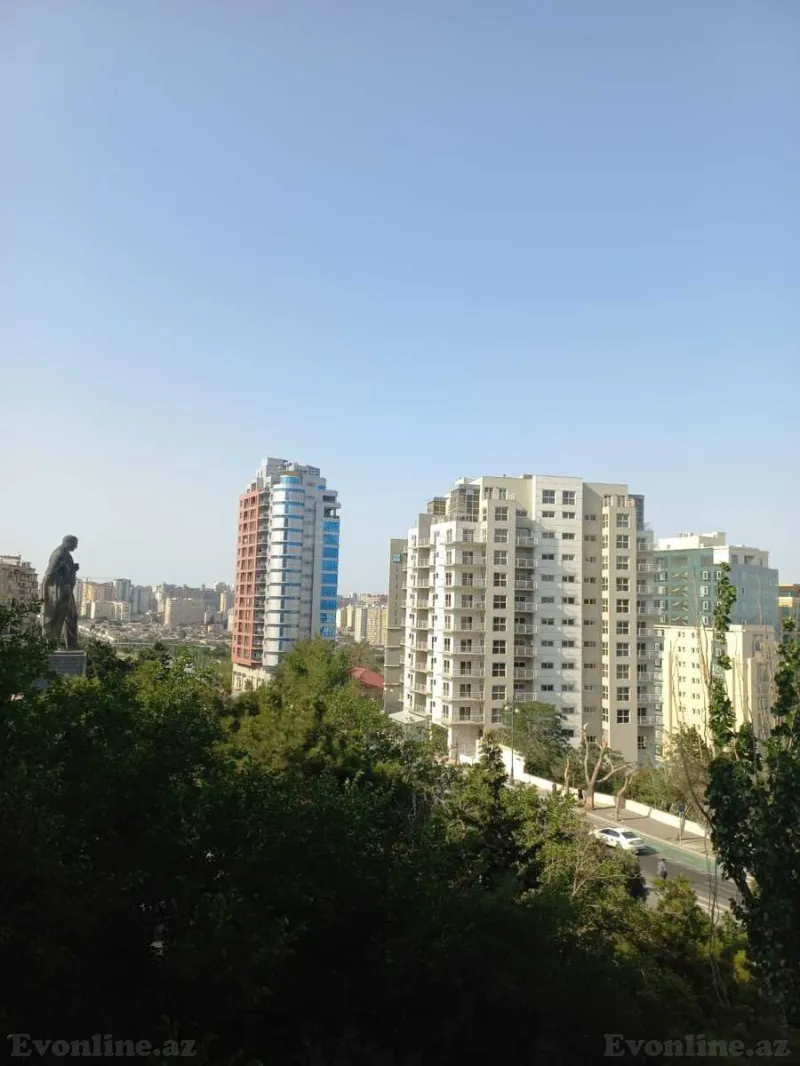 Satılır 3 otaqlı Mənzil Köhnə tikili 105 m² İçərişəhər m.