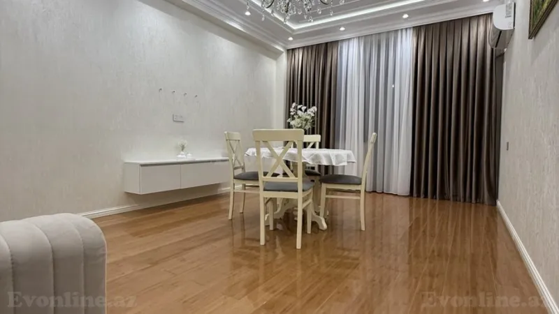 Bakı, Nəsimi r., Memar Əcəmi m., 5-ci mikrorayonda 2 otaqlı mənzil satılır