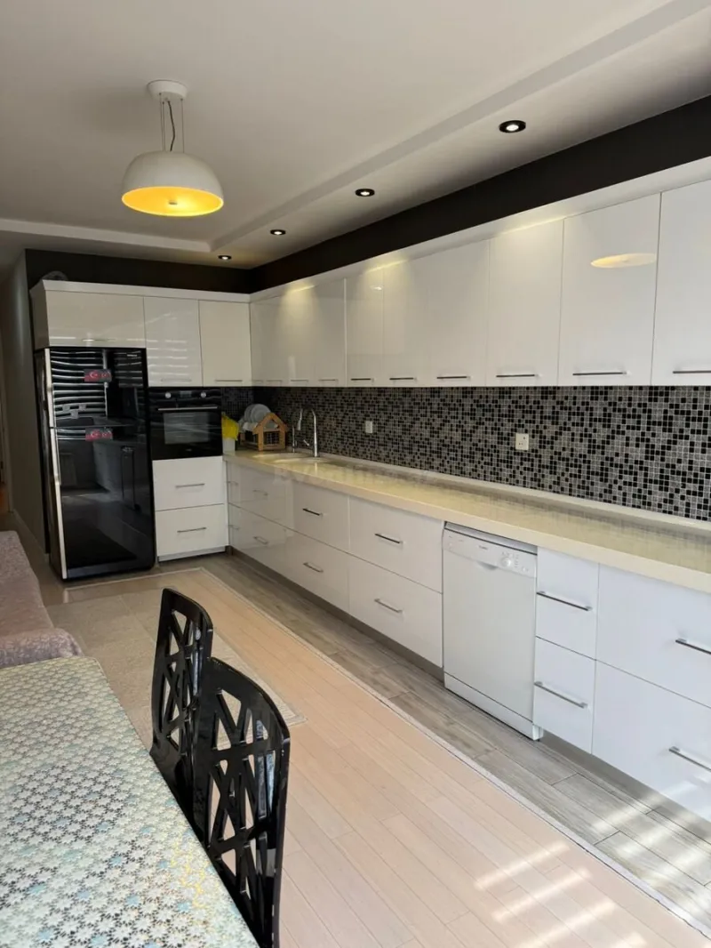 Kirayə verilir 3 otaqlı Mənzil Yeni tikili 130 m² Nəriman Nərimanov m.