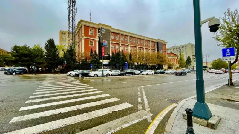 Kirayə verilir 3 otaqlı Mənzil Yeni tikili 130 m² İnşaatçılar m.