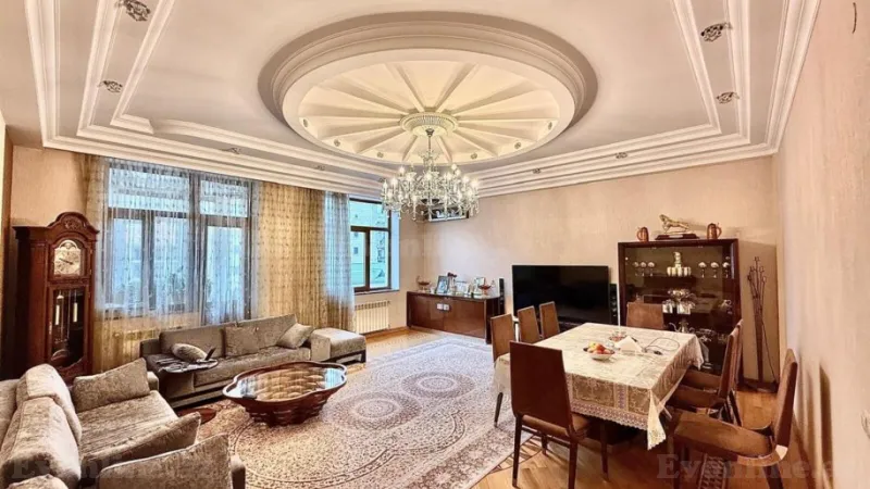 Satılır 4 otaqlı Mənzil Yeni tikili 187 m² 8 Noyabr m.